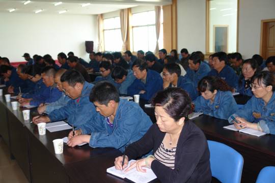 青海物產工業(yè)投資有限公司、青海長春炭素有限公司召開貫徹省第十二次黨代會精神學習傳